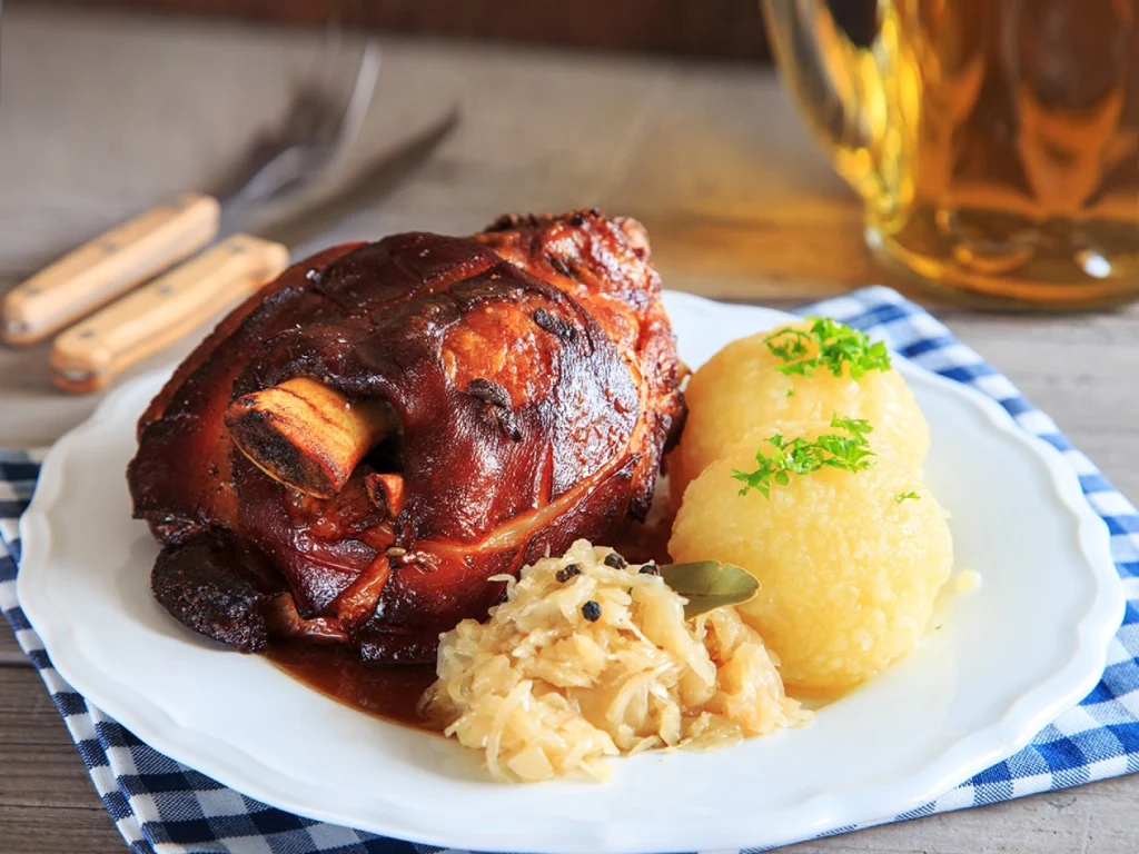 ドイツ料理の定番は、ほろほろの豚肉がクセになるアイスバイン。