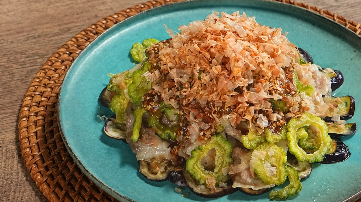 ゴーヤチップスと豚肉の梅ダレ